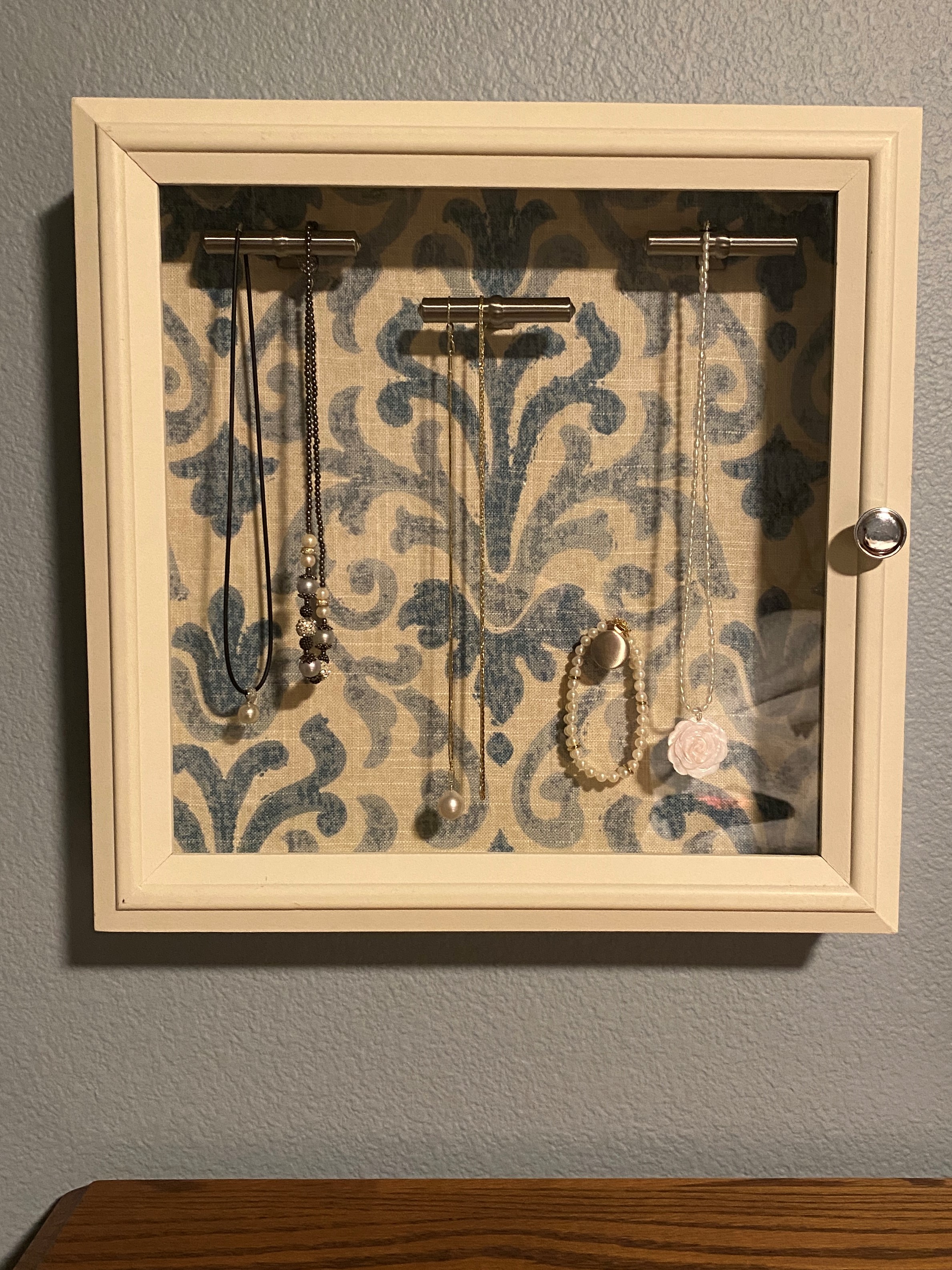 pearl picture frame storage - My earrings and rings fit nicely on the frame's base shelf below the pearls