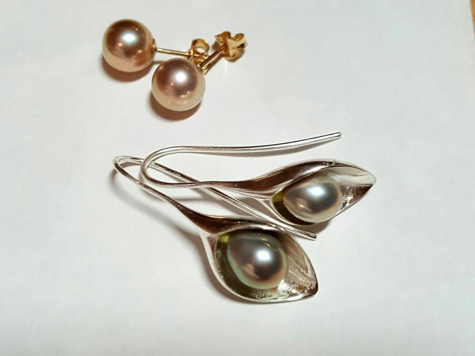 Two pairs of pearl earrings from Pearlescence