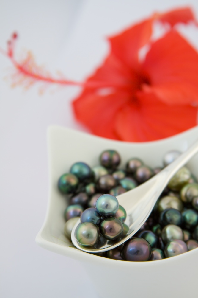 A spoonful of Tahitian pearl colors