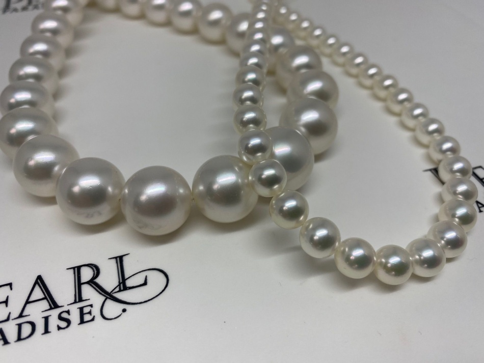 White South sea vs Japanese akoya size comparison - South Sea pearls vs Akoya Pearls