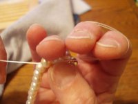 Stringing tutorial 26- Using fingers to spread the loop.jpg