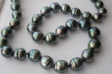 Circled Tahitian pearl strand