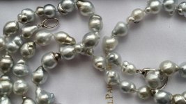 The bracelet has the two-tone Fiji pearl