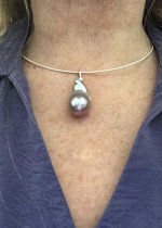 Today I have on a lavender fireball/flameball pendant. The setting is from Pearl Paradise and the pearl from Kongs pearls on Etsy. It measures 31mm by 16mm