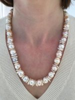 Today I wore my off round and Keshi freshwater pearl necklace and earrings, purchased from Catherine Cardellini