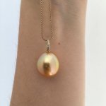 The pendant pearl is 14 mm and set on Hisano's little h diamond bail finding