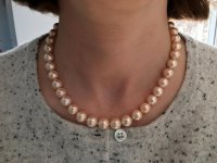 Today I wore peach metallic freshwater necklace from Catherine Cardellini