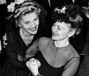 olivia-havilland-joan-fontaine-1488476728119.jpg