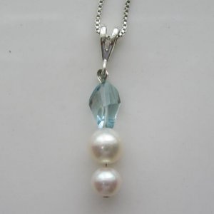 Aquamarine and large round freshwater pearl pendant.