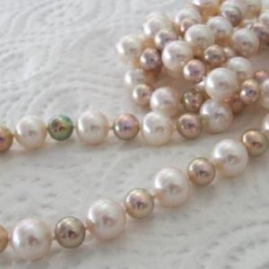 RoundWhiteHighLustreWithMetallicGoldenPurples - 30 inch, 9mm whites and 7mm incredibly metallic golden purples. This is how I like to wear white pearls- with coloured pearls!