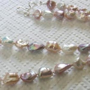 A multicoloured keshi necklace had been in my pearly dreams for a long time and Cathybear made it a reality. 19 inch, 8mmx8mm graduating to 14mmx9mm, white, pink, lilac and purple FW keshi. I hope you can see the stunning purple blue pearl with green overtones!