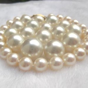 PP's Freshadama (bracelet) around AAA grade white SSP (loose pearls). 
While SSP is known for their satin luster, they can have stunning -almost mirror like- luster too.