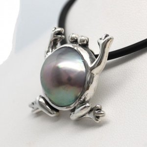 Froggy: Priscila Canales' Hand-Made Design in Pure Silver with Gorgeous Cortez Mabe Pearl Pendant.