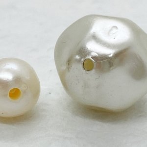 look for "crisp" edge on drill hole, like cultured pearl on left, compared to imitation pearl on right.