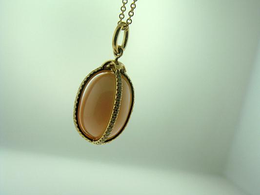 12 Carat pearl pendant in 22k gold and diamonds