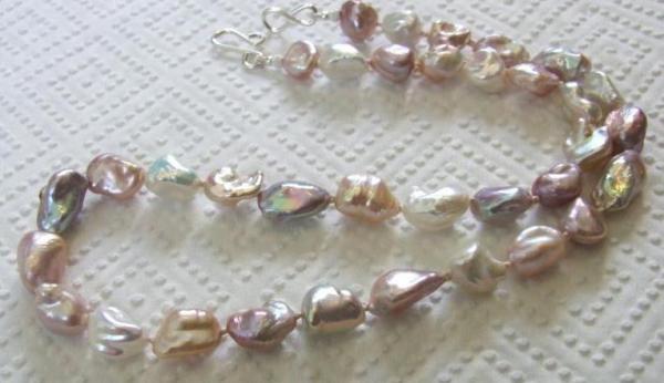 A multicoloured keshi necklace had been in my pearly dreams for a long time and Cathybear made it a reality. 19 inch, 8mmx8mm graduating to 14mmx9mm, white, pink, lilac and purple FW keshi. I hope you can see the stunning purple blue pearl with green overtones!