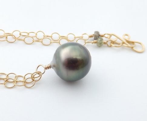 Kamoka  Tahitian pearl and green sapphires