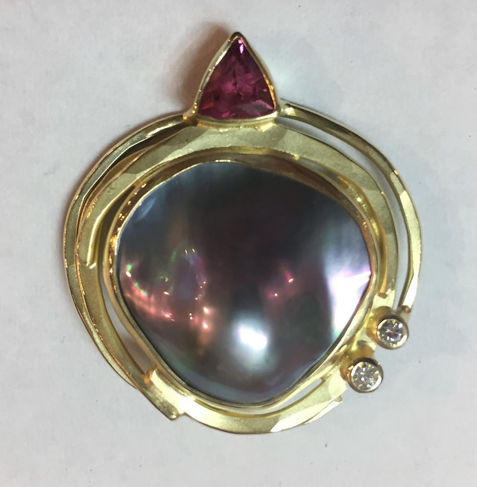 Pendant with Cortez Mabe Pearl by Ross Coppelman