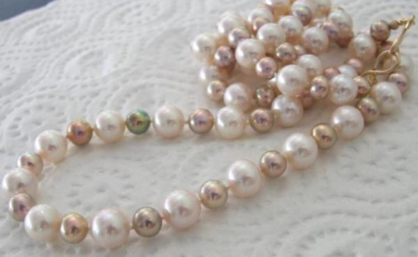 RoundWhiteHighLustreWithMetallicGoldenPurples - 30 inch, 9mm whites and 7mm incredibly metallic golden purples. This is how I like to wear white pearls- with coloured pearls!