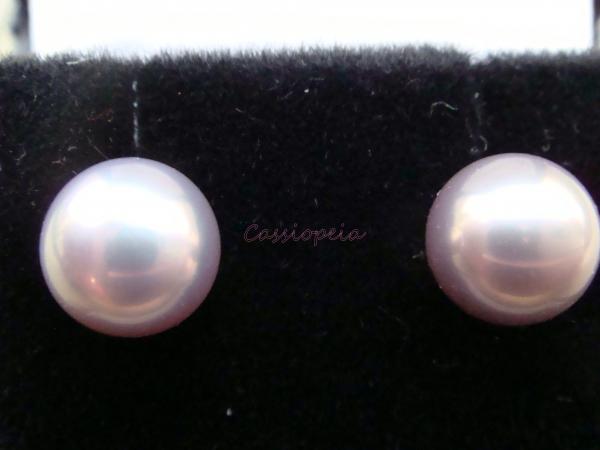 The same exotic metallic FW pearls (6.5-7 mm) taken outside on a cloudy day.