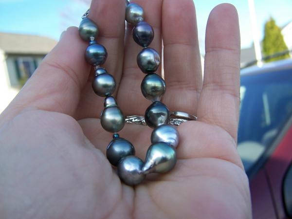 This is a very colorful Tahitian pearl bracelet with unique drop and baroque shapes.  One pearl is actually pink and purple! (pic2)